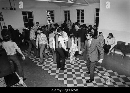 Ugandische asiatische Flüchtlinge im Plasterdown Camp Dartmoor Devon Camp Dance 1972 Stockfoto
