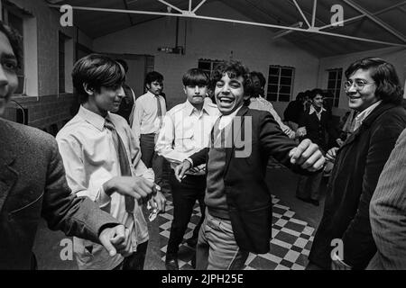 Ugandische asiatische Flüchtlinge im Plasterdown Camp Dartmoor Devon Camp Dance 1972 Stockfoto