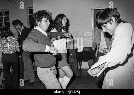 Ugandische asiatische Flüchtlinge im Plasterdown Camp Dartmoor Devon Camp Dance 1972 Stockfoto