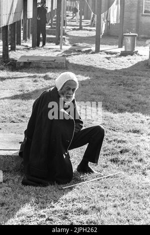 Ugandische asiatische Flüchtlinge im Gipslager Dartmoor Devon Alter Mann, der auf dem Boden sitzt 1972 Stockfoto