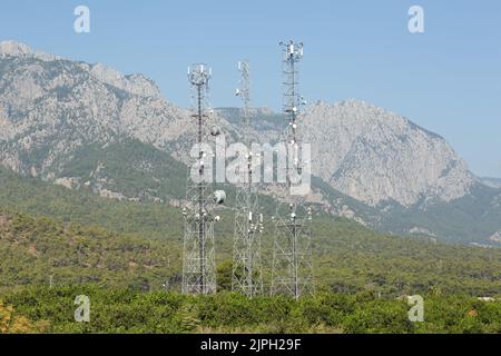 Telecommunication Antenne Tensmitter Turm auf Berge Hintergrund Stockfoto