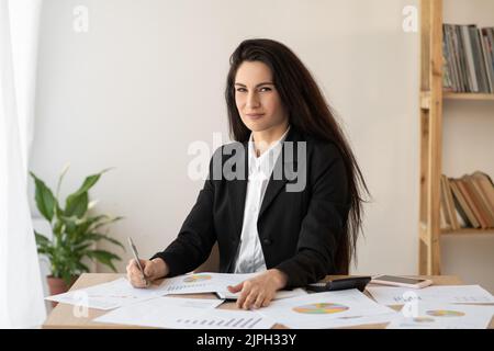 Geschäftsfrau, die einen Rechner für Finanzmathematik in Büro- und Geschäftsbereichen, Steuern, Buchhaltung, Statistik und analytischer Forschung verwendet Stockfoto