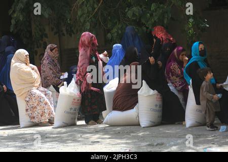 (220818) -- KABUL, 18. August 2022 (Xinhua) -- afghanische Menschen erhalten von China gespendete Nahrungsmittelhilfe in Kabul, Afghanistan, 17. August 2022. Insgesamt 1.100 bedürftige afghanische Familien erhielten am Mittwoch in der Hauptstadt Kabul Nahrungsmittelhilfe, sagte Mufti Habibullah, ein hochrangiger Beamter des afghanischen Ministers für Flüchtlinge und Rückführungen. Die humanitäre Hilfe der chinesischen Regierung wird an insgesamt 1.100 Haushalte verteilt, darunter Binnenvertriebene, bedürftige Familien und Menschen, die von einer Naturkatastrophe, insbesondere den jüngsten schweren Regenfällen und Überschwemmungen, Habibullah, betroffen waren Stockfoto