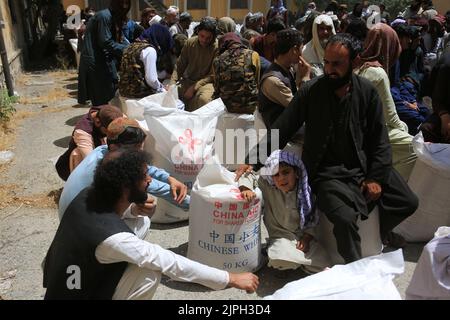 (220818) -- KABUL, 18. August 2022 (Xinhua) -- afghanische Menschen erhalten von China gespendete Nahrungsmittelhilfe in Kabul, Afghanistan, 17. August 2022. Insgesamt 1.100 bedürftige afghanische Familien erhielten am Mittwoch in der Hauptstadt Kabul Nahrungsmittelhilfe, sagte Mufti Habibullah, ein hochrangiger Beamter des afghanischen Ministers für Flüchtlinge und Rückführungen. Die humanitäre Hilfe der chinesischen Regierung wird an insgesamt 1.100 Haushalte verteilt, darunter Binnenvertriebene, bedürftige Familien und Menschen, die von einer Naturkatastrophe, insbesondere den jüngsten schweren Regenfällen und Überschwemmungen, Habibullah, betroffen waren Stockfoto