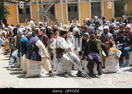 (220818) -- KABUL, 18. August 2022 (Xinhua) -- afghanische Menschen erhalten von China gespendete Nahrungsmittelhilfe in Kabul, Afghanistan, 17. August 2022. Insgesamt 1.100 bedürftige afghanische Familien erhielten am Mittwoch in der Hauptstadt Kabul Nahrungsmittelhilfe, sagte Mufti Habibullah, ein hochrangiger Beamter des afghanischen Ministers für Flüchtlinge und Rückführungen. Die humanitäre Hilfe der chinesischen Regierung wird an insgesamt 1.100 Haushalte verteilt, darunter Binnenvertriebene, bedürftige Familien und Menschen, die von einer Naturkatastrophe, insbesondere den jüngsten schweren Regenfällen und Überschwemmungen, Habibullah, betroffen waren Stockfoto