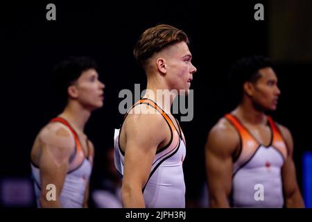 München, Deutschland. 18. August 2022. MUNCHEN - Jordi Hagenaar (Mitte), Jermain Gruenberg (l) und Yazza Ramsahai im Einsatz während der Qualifikation für das Herrenturnen am achten Tag der Mehreuropameisterschaft. Die deutsche Stadt München wird 2022 eine kombinierte Europameisterschaft verschiedener Sportarten veranstalten. ANP IRIS VAN DEN BROEK Stockfoto