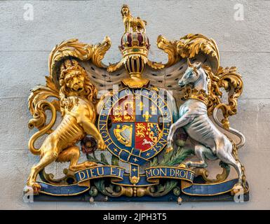 Das königliche Wappen Großbritanniens - der Löwe und das Einhorn, die einen Schild zur Darstellung von England und Schottland unterstützen. Darunter ist der Sov Stockfoto