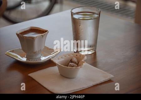 Türkischer Kaffee in einer türkischen Stadt Stockfoto