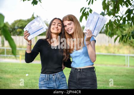 18.. August 2022, Swansea, Wales. Die Swansea-Studenten Shivana Huffer und Ffion Kett-White am Gower College feierten beide im Alter von 18 Jahren, nachdem sie ihre Abitur auf dem Campus in Gorseinon am College erhalten hatten. Stockfoto