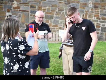 18.. August 2022, Swansea, Wales. Jack Barnes, Student des Swansea Gower College, 18 Jahre alt, wurde nach seinen erstklassigen Ergebnissen auf dem Campus in Gorseinon am College fotografiert. Stockfoto