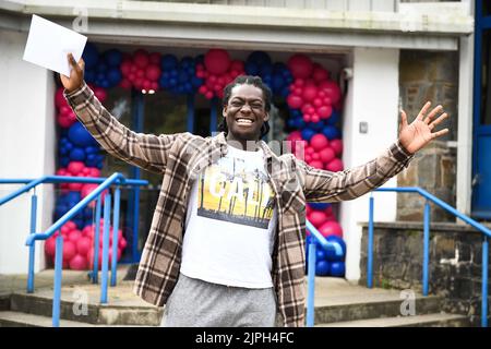 18.. August 2022, Swansea, Wales. Ben Akintuyosi, Student des Gower College Swansea, im Alter von 18 Jahren, feierte seine Auszeichnung als Performing Arts und erhielt einen Platz in RADA auf dem Gorseinon Campus des Colleges. Stockfoto