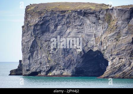 Klippe am Reynisfjara Black Beach in Island Stockfoto