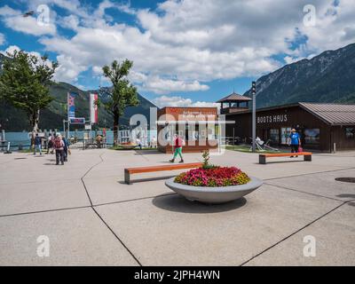 Malerischer Achensee im Karwendelgebirge des österreichischen Tirols, hier von der Seepromenade am Ferienort Pertisau aus gesehen Stockfoto