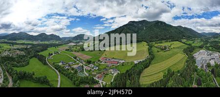 Ein Luftpanorama von einem Hügel mit Wald und Häusern in den Ausläufern Stockfoto