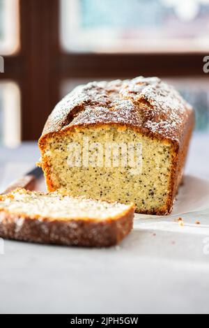 Scheiben Zitronenkuchen mit Mohnsamen. Nahaufnahme. Stockfoto