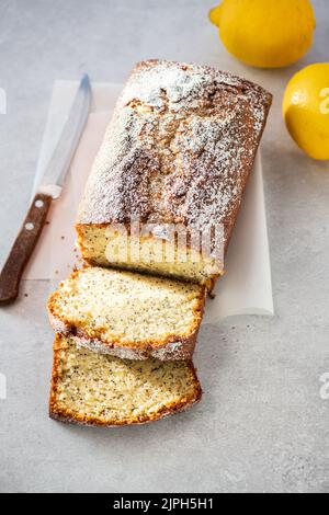 Scheiben Zitronenkuchen mit Mohnsamen. Draufsicht. Stockfoto