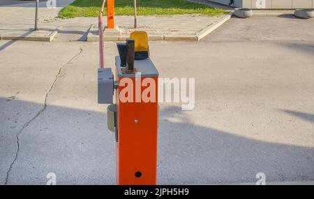 Automatische Barriere für das Sicherheitssystem am Eingang zum geschützten Bereich, Nahaufnahme Stockfoto