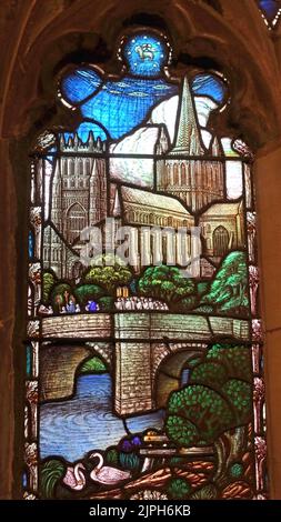 Buntglas mit Fluss Wye, alter Brücke und Hereford Kathedrale - 5 College Cloisters, Cathedral Close, HR1 2NG Stockfoto