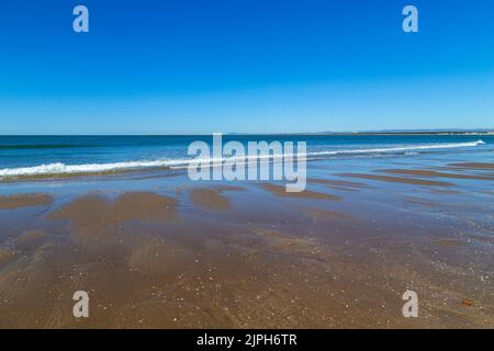 Schöner leerer Strand an der Algarve, Portugal Stockfoto