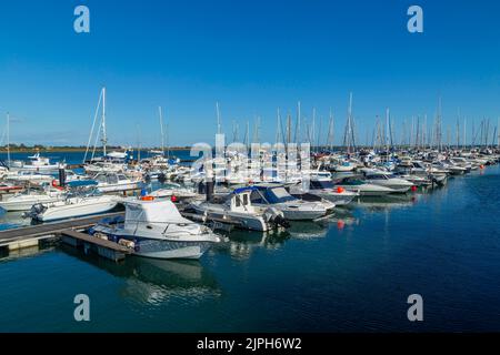 VILA REAL DE SANTO ANTONIO, PORTUGAL - 11. JUNI 2022 - Yachten und Boote, die in der Marina mit Gebäuden am Wasser entlang der Avenida da Republica vertäut sind Stockfoto