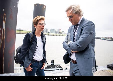 Bremerhaven, Deutschland. 18. August 2022. Claudia Schilling (SPD), Senatorin für Wissenschaft und Häfen des Landes Bremen, spricht mit Robert Howe, Geschäftsführer von bremenports. Der Eingang zur Geeste ist geschlossen. Auch der Fährdienst der Weserfähre musste vorübergehend eingestellt werden. Quelle: Sina Schuldt/dpa/Alamy Live News Stockfoto