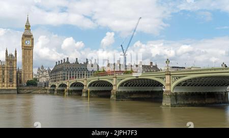 Houses of Parliament an einem bewölkten Tag von der Westminster Bridge in London aus gesehen Stockfoto