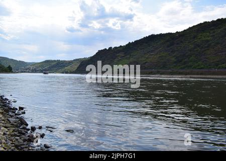 An einem trüben, trockenen Tag verengt sich das düster aussehende Mittelrheintal bei Loreley Stockfoto