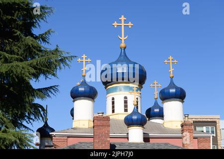 Seattle - 14. August 2022; Klassisches blaues Zwiebeldach der orthodoxen Kathedrale Saint Spiridon in Seattle Stockfoto