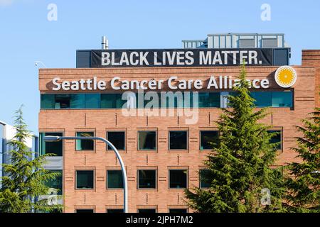 Seattle - 14. August 2022; Seattle Cancer Care Alliance mit großem Banner der Schwarzen Leben Materie, das auf dem Gebäude gut sichtbar ist Stockfoto