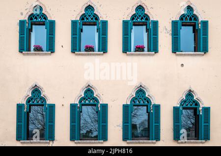 fenster eines historischen Gebäudes aus dem 15. Jahrhundert - Muselli-Palast - im historischen Zentrum der Stadt Verona - Veneto-Viertel - Norditalien, Stockfoto