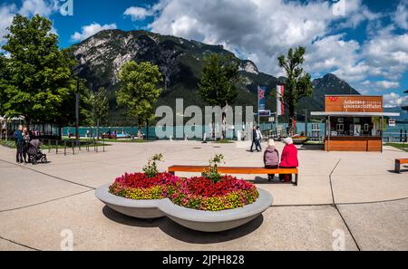 Malerischer Achensee im Karwendelgebirge des österreichischen Tirols, hier von der Seepromenade am Ferienort Pertisau aus gesehen Stockfoto