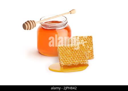 Kleines Glas Honig mit einer Dipper und Stücke von Wabe isoliert auf weißem Hintergrund Stockfoto