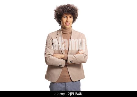 Junger eleganter Mann mit lockigen Haaren, die auf weißem Hintergrund posiert und lächelt Stockfoto