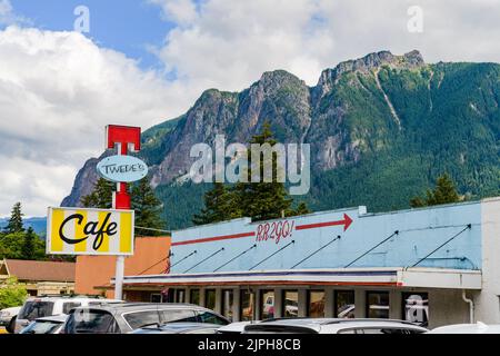 North Bend, WA, USA - 13. August 2022; Twede's Cafe in North Bend Washington mit Mount Si Hintergrund Stockfoto