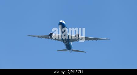 Seattle - 12. August 2022; Boeing 777X Tail N779XX Jet-Flugzeug auf einem Testflug in Boeing Corporate blau und weiß Farben Stockfoto