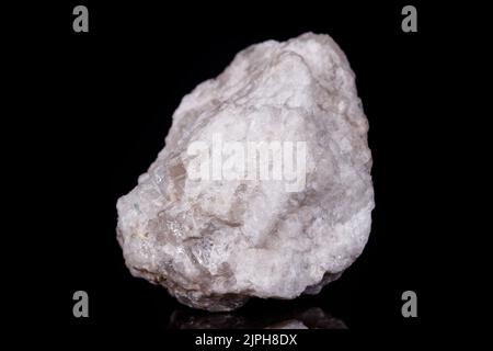 Makro Mineralstein Albit auf schwarzem Hintergrund Nahaufnahme Stockfoto