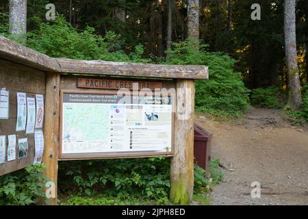 Snoqualmie Pass, WA, USA - 15. August 2022; North Trailhead für den Pacific Coast Trail am Snoqualmie Pass mit Karte und Informationen Stockfoto