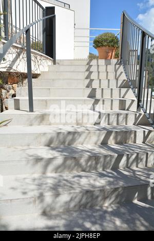 Betontreppen, Treppen, mit Schatten von der Nachmittagssonne Stockfoto