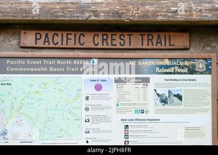 Snoqualmie Pass, WA, USA - 15. August 2022; Schild für den Pacific Crest Trail mit Karten und Informationen am Snoqualmie Pass in den Washington Cascades Stockfoto