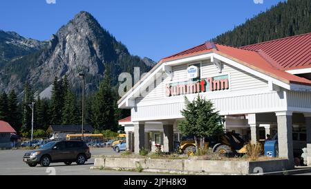 Snoqualmie Pass, WA, USA - 15. August 2022; Essen und Unterkunft im Summit Inn am Snoqualmie Pass mit Guye Peak Stockfoto