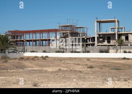 Corralejo, Fuerteventura, Spanien eine unvollendete, verlassene Baustelle. Die Baustelle wurde nun unvollendet gelassen Stockfoto