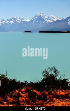 Die weit entfernten schneebedeckten Gipfel des Aoraki/ Mt Cook, der Mt Cook Nationalpark in den Südalpen und der von Gletschern gespeiste türkisfarbene Lake Tekapo in Stockfoto