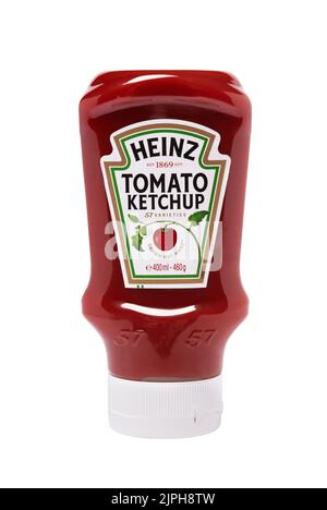 Heinz Tomatenketchup-Sauce in quietschbarer Plastikflasche. Studio auf weißem Ausschnitt gedreht Stockfoto