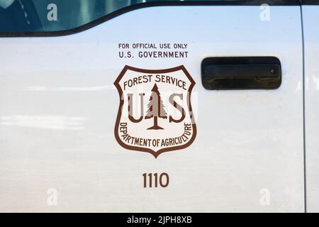 Snoqualmie Pass, WA, USA - 15. August 2022; Schild und Logo auf Fahrzeug für das US Forest Service Department of Agriculture Stockfoto