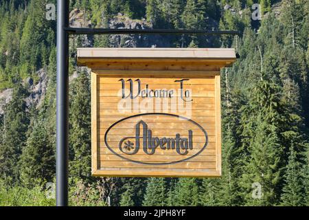 Snoqualmie Pass, WA, USA - 15. August 2022; Willkommen im Alpental-Skigebiet Schild, das an der Stange hängt Stockfoto