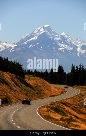 State Highway 80, wird als Tourist Road im Aoraki / Mount Cook National Park auf South Island in Neuseeland beschrieben. In der Ferne Stockfoto