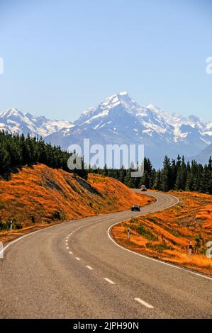 State Highway 80, wird als Tourist Road im Aoraki / Mount Cook National Park auf South Island in Neuseeland beschrieben. In der Ferne Stockfoto