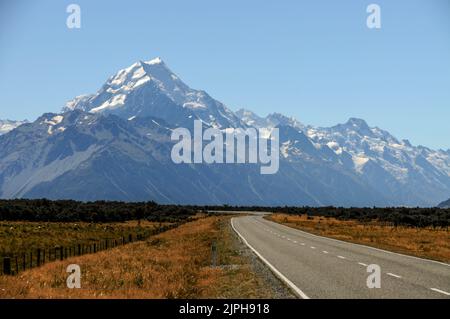 State Highway 80, wird als Tourist Road im Aoraki / Mount Cook National Park auf South Island in Neuseeland beschrieben. In der Ferne Stockfoto