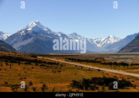 State Highway 80, wird als Tourist Road im Aoraki / Mount Cook National Park auf South Island in Neuseeland beschrieben. In der Ferne Stockfoto