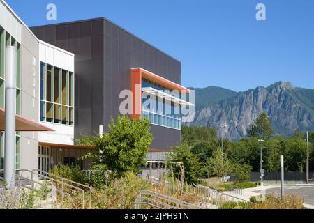 Snoqualmie, WA, USA - 15. August 2022; Mount Si High School im Sommer mit dem gleichnamigen Berg Stockfoto